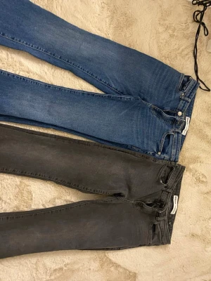 Blå och grå utsvängda jeans från bershka  - Säljer två par snygga utsvängda jeans från Bershka i mycket fint skick.  Båda är i storlek 34, men passar även en 36 då de är stretchiga och följsamma i passformen.  * 1 par blå jeans * 1 par grå jeans * Modell: Utsvängda / flare * Skick: Nästan helt oanvända, i mycket fint skick  Perfekta basjeans som funkar till allt! Säljes tillsammans eller separat. 400 kr för båda pris kan diskuteras 