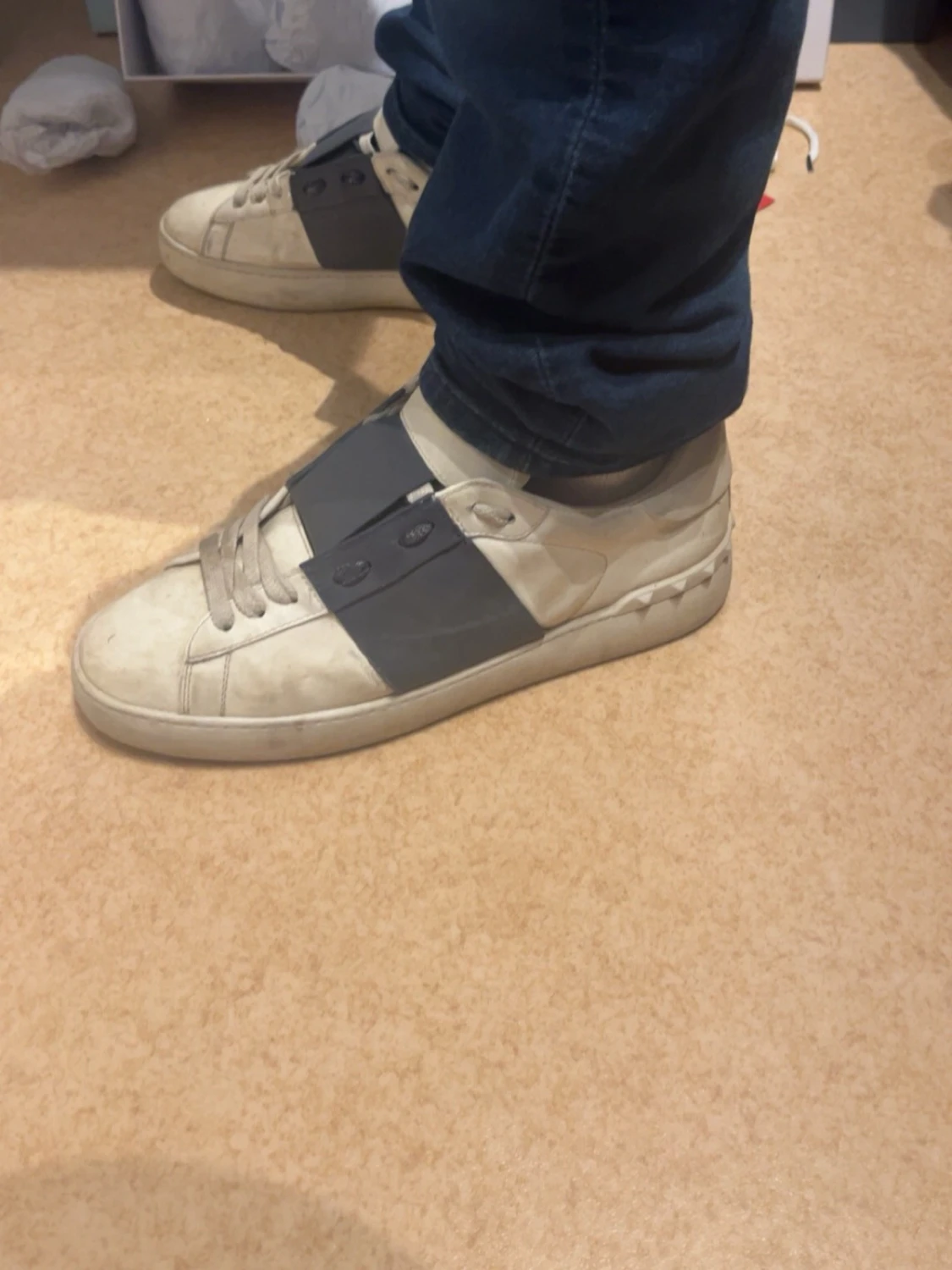 Vita sneakers med grå detalj - 1