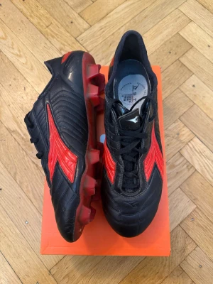 Diadora fotbollsskor läder 45 - Diadora fotbollsskor från 2010 i äkta läder. Typiska Inzaghi dojor.  Storlek 45. Säljer dom gärna eller byter mot något i storlek 44,5. Otroligt sköna och väldigt sparsamt använda. 