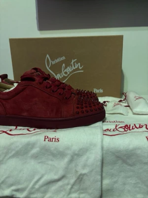 Christian Louboutin sneakers med spikar - Säljer ett par tvär feta Christian Louboutin skor som är knappt ens använda! De är i väldigt bra skick! De är i storlek 42 men sitter mer som 42,5. Allt tillbehör medföljer, såsom 2 dustbags, extra spikar, skosnören, skokartong och självklart kvitto 🧾 skorna köptes för 645 euro 💶 kom gärna med bud eller prisförslag😃