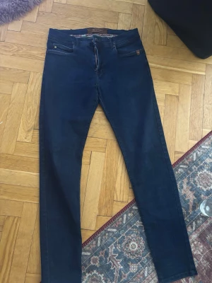 Mörkblå slim fit jeans från Sand - Snygga Sand jeans till salu! Dessa har tyvärr blivit för små och därför så säljer jag dem helt enkelt. Skicka gärna prisförslag eller ställ frågor! 