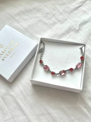 Armband Caroline Svedbom  - Ett superfint armband från Caroline Svedbom. Knappt använt, som nytt (se gärna alla bilder💕). Det passar till bröllop, förlovning eller bal.  Har matchande halsband 💕