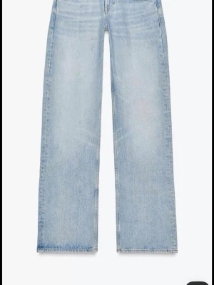 ALDRIG ANVÄNT MED PRISLAPP.Ljusblå raka jeans med hög midja - Säljer ett par ljusblå jeans med rak passform och hög midja. Jeansen har klassisk femficksdesign och är tillverkade i denim. Perfekta för en avslappnad och trendig look.