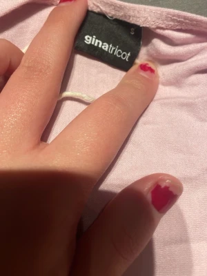 Ljusrosa långärmad topp Gina Tricot - Supersöt ljusrosa långärmad topp från Gina Tricot. Enkel och stilren design med rund halsringning och figurnära passform. Perfekt att matcha med jeans eller kjol för en fräsch look.