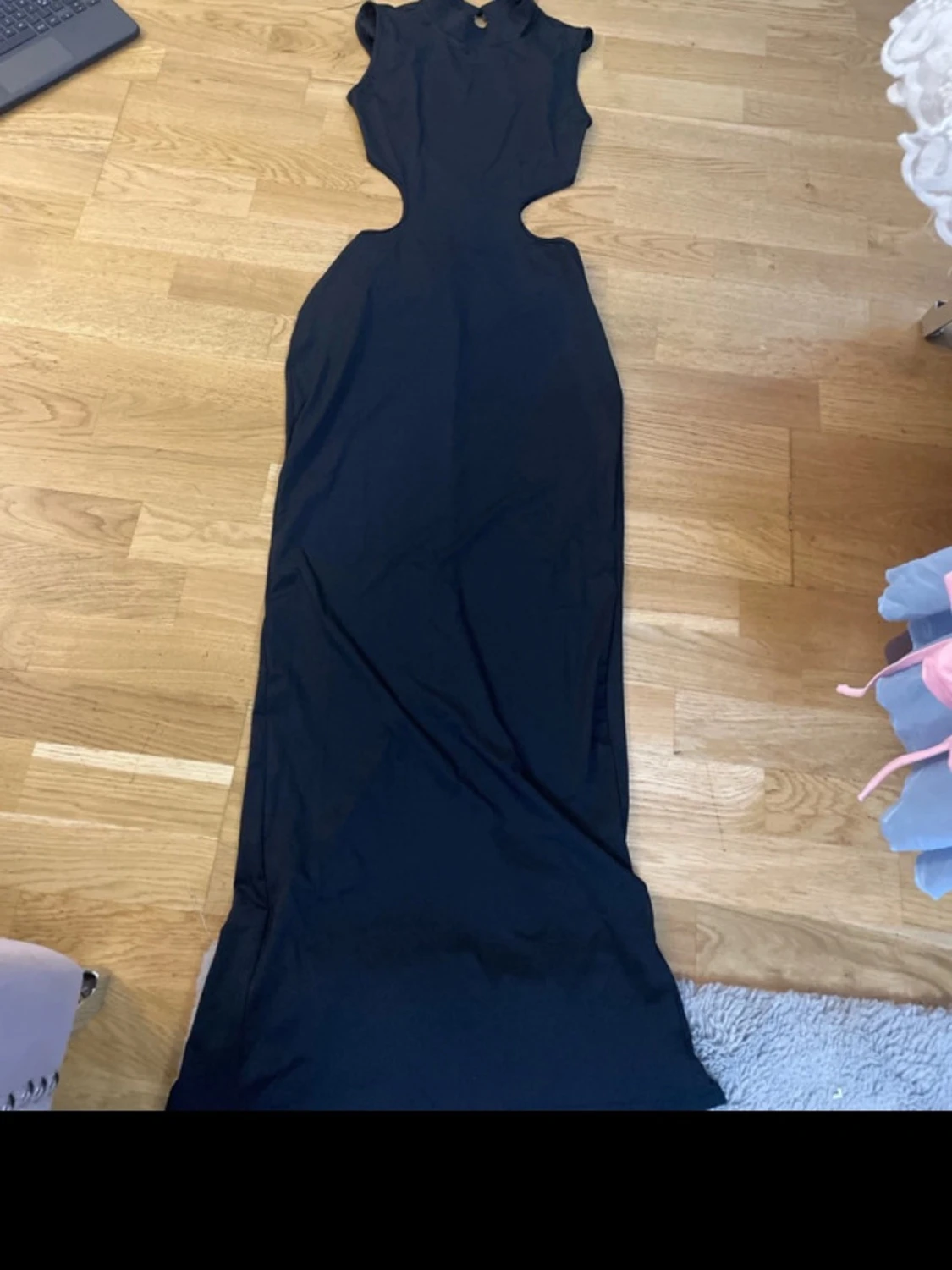 Svart långklänning med snörning