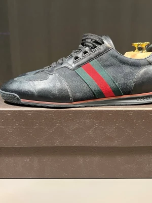 Gucci skor - Säljer ett par tvär feta Gucci skor i storlek 44. Är i bra skick 