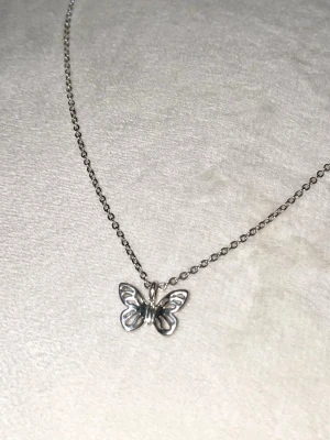 Silverhalsband med fjäril - Ett supergulligt halsband från Snö of Sweden i 925 sterlingsilver med en fjärilsberlock🤍