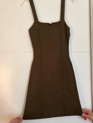 Finstickad khaki mini klänning - Gina tricot - Supersnygg och aldrig använd. Färgen går typ inte o visa 😭men typ mörk grön/khaki färg 