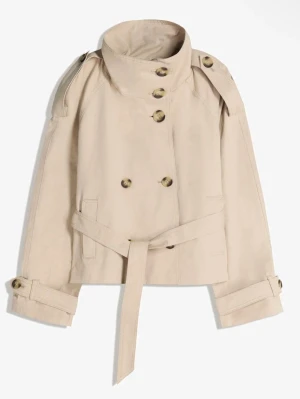 Beige trenchcoat från Bershka - Jätte snygg trenchcoat från bershka som är helt slutsåld! Alldeles ny med prislappen kvar💞💞
