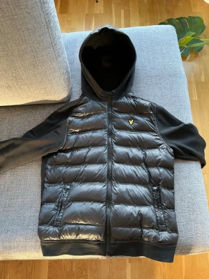 Cardigan Lyle & Scott - Storlek: 15-16år/170cm. Riktigt snygg cardigan som är i nyskick. Det smutsiga på bilderna är borta och det finns inga skavanker någonstans! Använts ca 5 gånger.