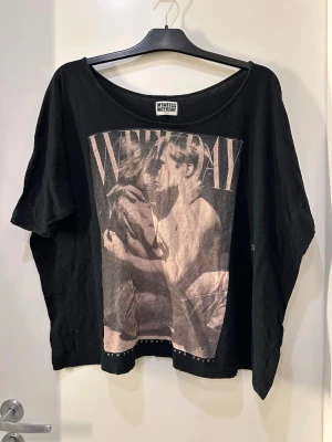 Svart Retro Weekday t-shirt med tryck - Cool svart t-shirt från Weekday med stort grafiskt tryck framtill i beige toner. T-shirten har en lös passform, bred halsringning och korta ärmar. Perfekt för dig som gillar statement-plagg och streetstyle.