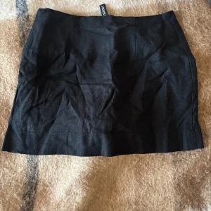 Linne kjol - En enkel och stilren svart linnekjol från h&m. Perfekt att matcha med en crop top eller en oversized tröja för en trendig look. Aldrig använd