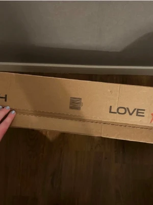 Beige teddyjacka med hög krage - Den trendiga pile/teddyjackan i storlek S från hm. Den är helt ny med prislapp och original förpackning kvar i endast provad på (se bild). Den är tyvärr för liten för mig och säljs därför. Ge förslag på pris, högsta bud just nu är 750 kr.