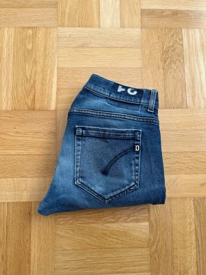 Dondup George  - Riktigt stiliga Dondup jeans i den mest eftertraktade modellen George. Brallorna har en sjukt fet fade och inga defekter. Vid frågor eller funderingar är det bara att höra av sig! 😁