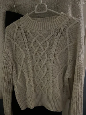 stickad tröja - vit stickad tröja från nakd i storlek xs