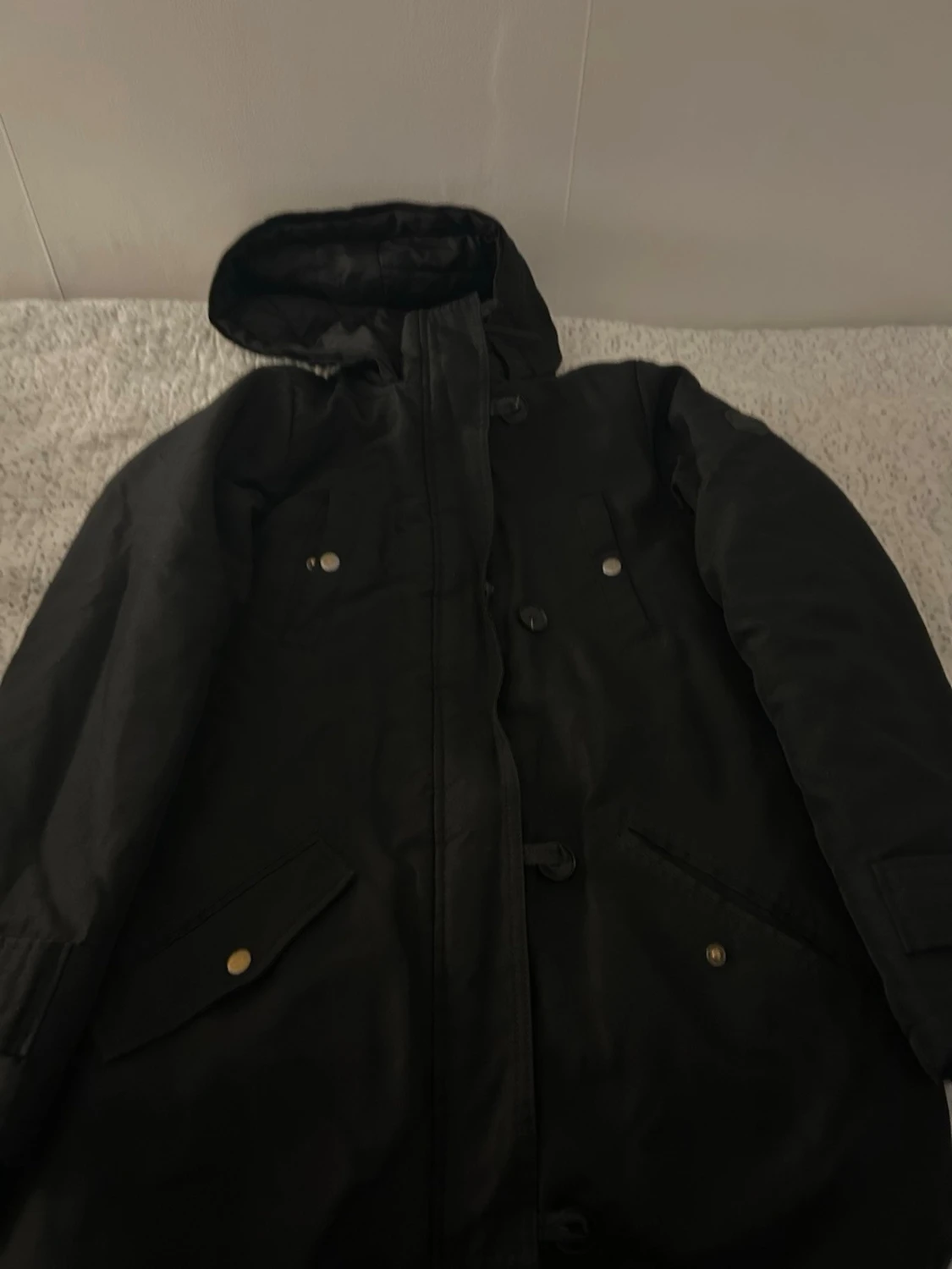 Svart parkasjacka med huva
