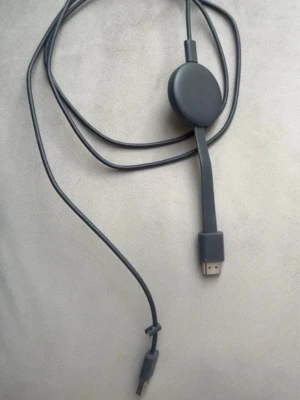 Google Chromecast generation 3 enhet - Smidig grå Google Chromecast generation 3  med rund form och HDMI-kontakt. Perfekt för att streama innehåll från mobilen eller datorn till TV:n. Kopplas in via HDMI och drivs med USB som kopplas in i tv:n USB uttag. Stilrent och dolt bakom TV:n. 