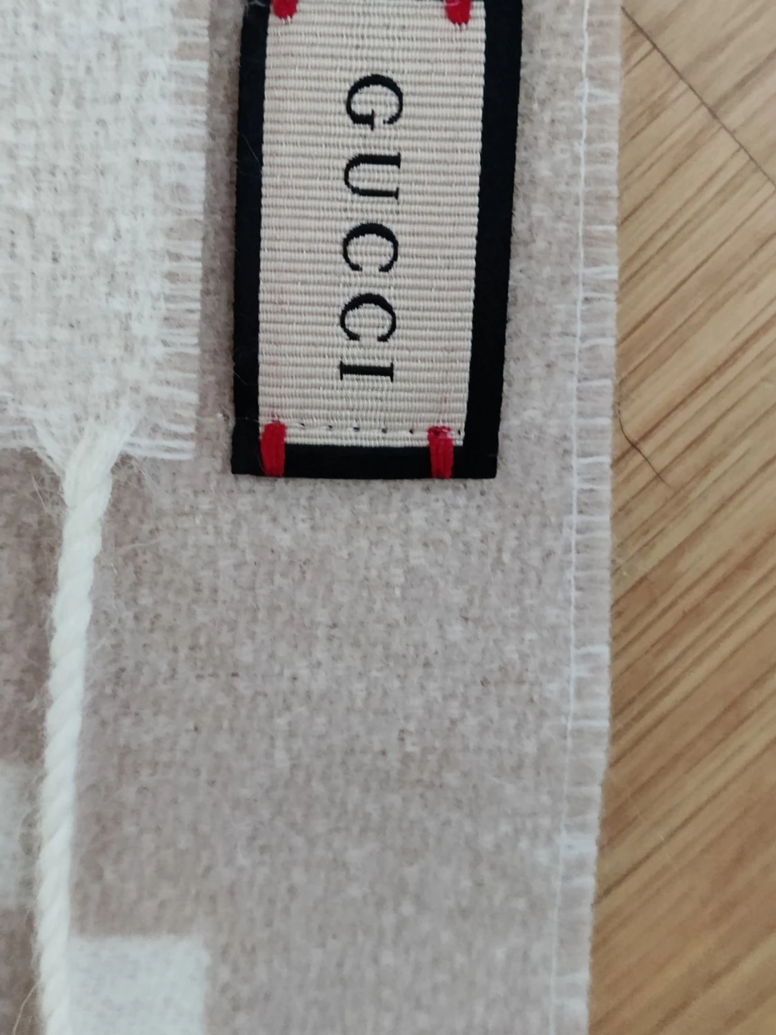 Beige halsduk med GG-mönster  - 1