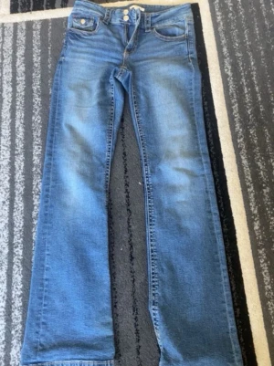 Blå bootcut jeans med hög midja - Säljer ett par Blåa jeans, använt ungefär 3 gånger. Säljer pågrund av det aldrig kommer till användning. Nypris 350kr🤍 Pris kan alltid diskuteras🤍