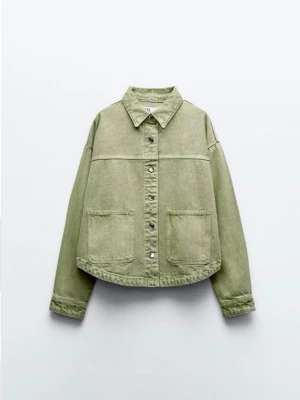 grön jeansjacka från zara - säljer min gröna jeansjacka från zara!! den är köpt för ungefär ett år sen men är som i nytt skick. perfekt för att ha något extra i outfiten, perfekt nu för våren! 