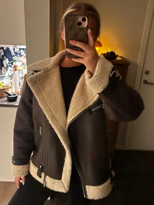 Skinnjacka zara - Säljer denna fina jackan från Zara kommer tyvärr ej till användning längre ! Bra skick🤎😍