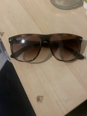 Rayban boyfriends - Ett par Raybans som inte kommer till så mycket användning längre pågrund att ja fick ett nytt par | strl; 51 | Skick 10/10, inga repor eller något! | inget og medföljer ~ Mvh Nitro!