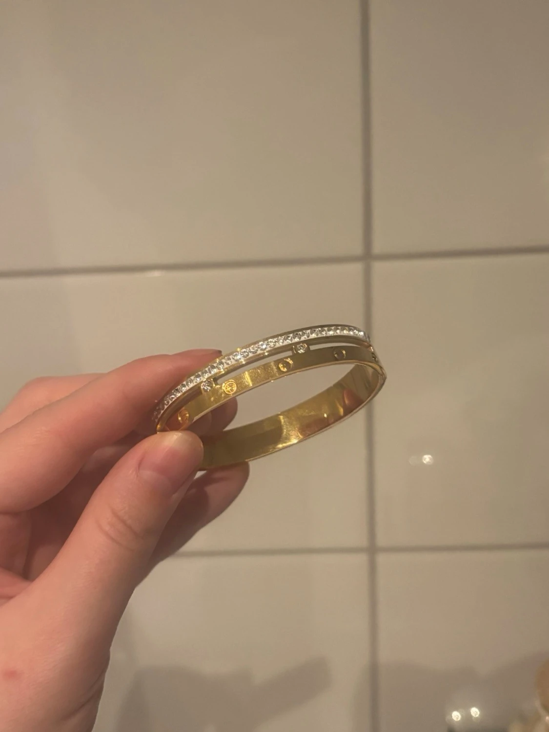 Guldigt armband med stenar - 1