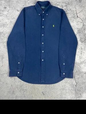 Ralph Lauren skjorta - Säljer en fet Ralph Lauren skjorta. Tröjan är i storlek L-slim fit och är i mycket bra skick. Sitter som M. Skriv vid minsta funderingar!