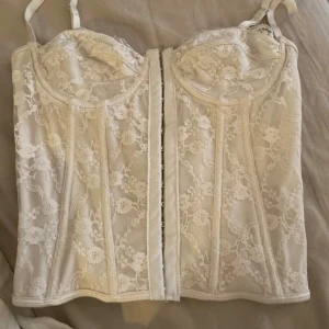 korsett topp  - Säljer en jätte fin korsett topp, sitter bra o är stretchig