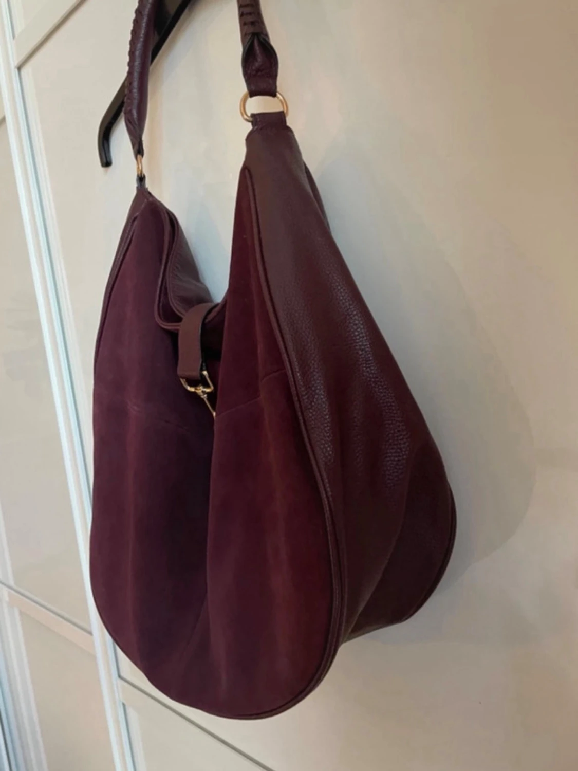 Vinröd axelväska i mocka - 1
