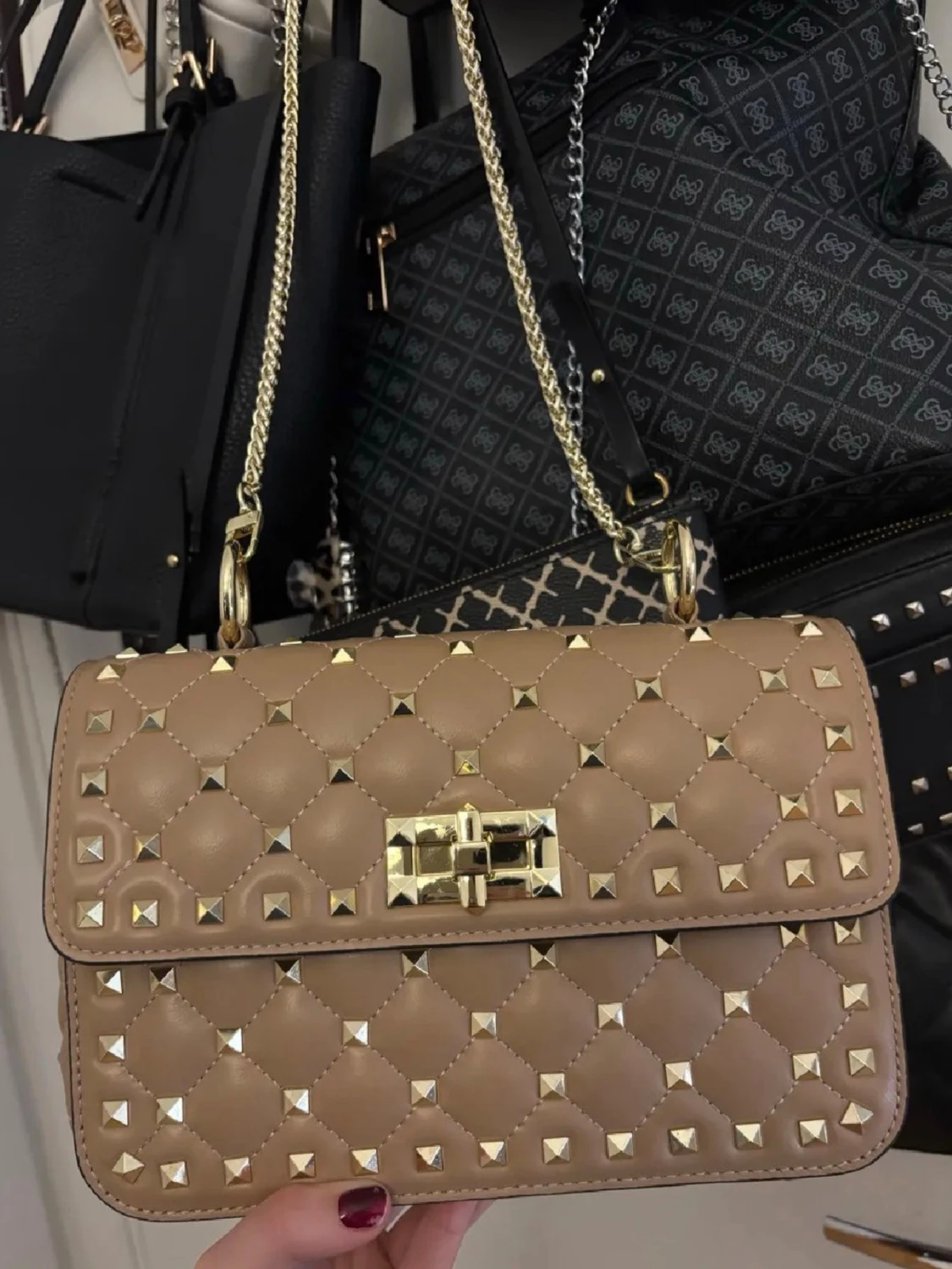 Beige axelremsväska med nitar - 1