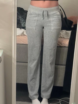 Gråa juicy couture - Äkta juicy couture byxor, fint skick, är ett par år gamla men inget trasigt eller defekter etc 🫶🏼