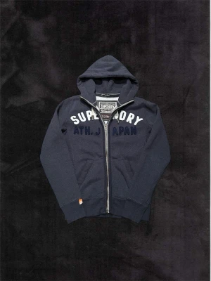 Superdry Zip Hoodie - Säljer denna extremt schyssta Superdry Zip Hoodie i storlek Xs men passar mer S | Väldigt bra skick och inga defekter | Priset går att diskuteras vid en smidig affär. Hör gärna av dig vid frågor eller funderingar👏🏼