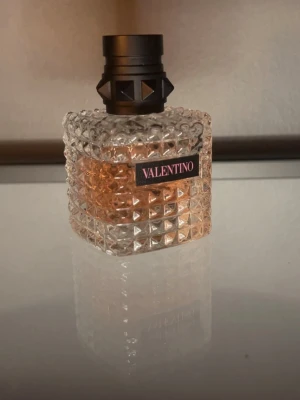 Valentino parfym med nitar och glasflaska - Säljer en lyxig parfym från Valentino. Perfekt för dig som gillar exklusiva dofter och snygg design. 30ml men nu ca25ml kvar. Skicka gärna frågor och prisförslag, svarar fort. 