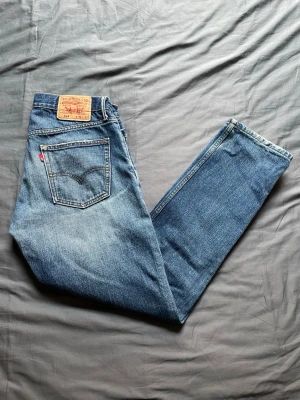 Levis 514 32/32 - Blå Levis 514 med snygg wash. Storlek 32/32. Nypris ca 1500 kr.