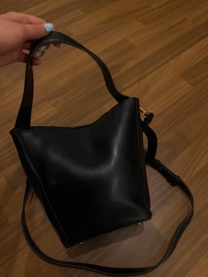 Väska i läder - Jättefin väska från Zara, knappt använd. Pris kan diskuteras.