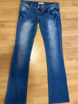 Super lågmidjade utsvänga jeans - Så fina jeans. Står att det är storlek 40 men passar mig som är 172 och bär 36-38 i jeans. Super lågmidjade. Se sista bild för en gräsfläck. Går nog bort i tvätt