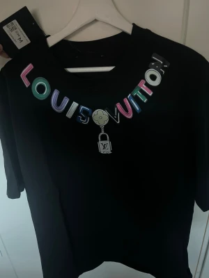 Svart t shirt - Hej säljer en svart exklusiv t shirt med logga, priset kan självklart disskuteras. Som nytt skick, strl M