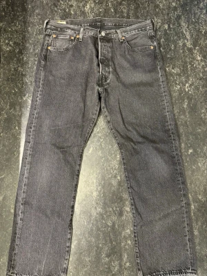 Levi's 501 - Säljer ett par klassiska svarta Levi's jeans med rak passform. Jeansen är använda max 4 gånger. Perfekta för dig som gillar en tidlös och avslappnad stil.