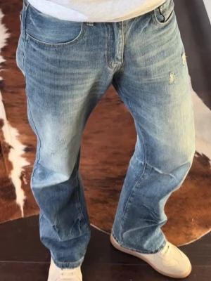 Straight bootcut jeans - Säljer ett par blå jeans med raka bootcut jeansen från peaces of life studio på grund av att de var lite för små. Jeansen har en tvättad look med ljusa partier och klassiska fem fickor. passformen är avslappnad. 