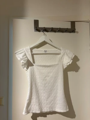 Vit topp  - Jättefin, lite stor på mig:)