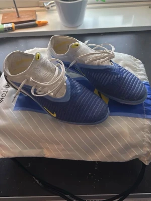 Nike Phantom Elite FG  - Säljer ett par Nike Phantom GT2 fotbollsskor. Diggade ej passformen, använda 1 träning! Nypris: 3300kr, mitt pris 2500 men förhandlingsbart!