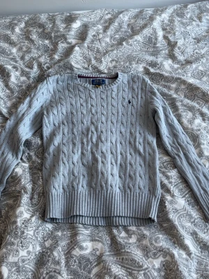 Grå polo Ralph lauren tröja - Kabel Stickad polo Ralph lauren tröja. Storlek M (10-12). Skick 9/10. 