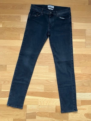 Jacob Cohën Handmade Jeans - Storlek 31 - Toppskick! - Säljer ett par mörka kvalitetsjeans från italienska lyxmärket Jacob Cohën. Mycket fint skick och sparsamt använda. • Storlek: 31 • Passform: Tailored / Slim • Detaljer: Handgjorda, exklusiva knappar och unika broderier på insidan. • Skick: Toppskick, inga slitningar. Nypris ca 4 000 kr. Säljes för: 1 000 (eller bud 🤝☺️). Hör av dig vid frågor 😆🤗 