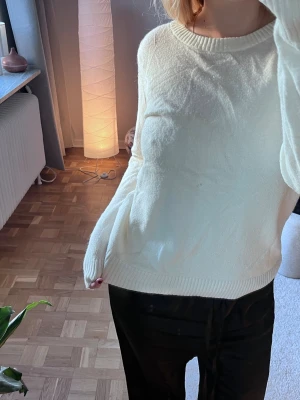 Vit stickad tröja - Vit stickad tröja 