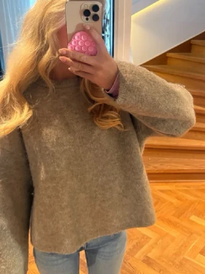 Mohair Tröja  - Säljer denna Såå mysiga stickade tröjan i mohair ifrån hm! 🥰