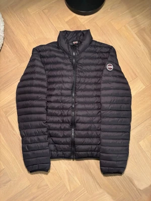 Colmar jacka - Hej säljer denna colmar jacka i Strlk s som är i ett fint skick utan deffekter passar dig mellan ca 176-176