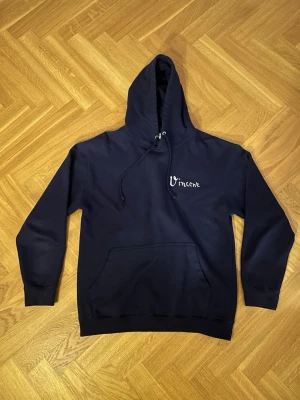 Vincent van Gogh - Signerad av Lars-Ola! Snygg marinblå hoodie från Vincent med stor Van Gogh-inspirerad konst på ryggen och liten logga på bröstet.😎🔥 Klassisk design och justerbar huva med snören.👌 Perfekt för dig som gillar konst och streetwear vibes. Säljs inte längre ny. Tveka inte att höra av dig!