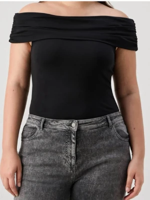 Svart offshoulder topp - Trendig svart offshoulder topp med bred, draperad kant över axlarna. Toppens stilrena design gör den enkel att matcha och den är tillverkad i ett mjukt, stretchigt material som sitter snyggt mot kroppen.
