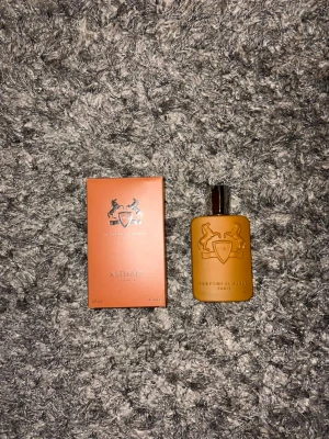 Parfums de Marly edp125ml - Denna exklusiva parfym från Parfums de marly edp 125ml är en elegant, gourmand vaniljdoft med kryddiga inslag och ett lyxigt, generöst uttryck. särskilt under kallare dagar eller kvälls och festtillfällen.